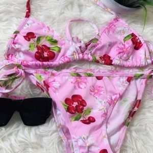 SEXY 2 pics bikini 👙 New w/ out tags *Never Worn*
